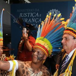 Una foto distribuida por la Oficina de Prensa de la Presidencia de Brasil muestra al presidente brasileño Jair Bolsonaro posando con indígenas durante la ceremonia de la Orden del Mérito Indígena, en el Ministerio de Justicia en Brasilia. | Foto:CLAUBER CAETANO / PRESIDENCIA DE BRASIL / AFP