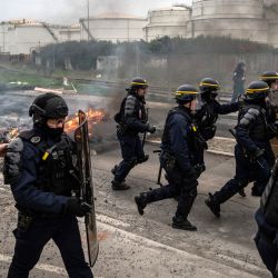 La policía francesa interviene para evacuar a los pescadores mientras bloquean un depósito de petróleo para protestar contra el aumento del precio del combustible, en La Rochelle, Francia. | Foto:XAVIER LEOTY / AFP