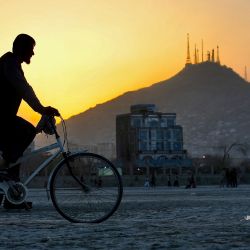 Un hombre circula su bicicleta en la zona de Chaman-e-Hozori en Kabul. | Foto:SAHEL ARMAN / AFP
