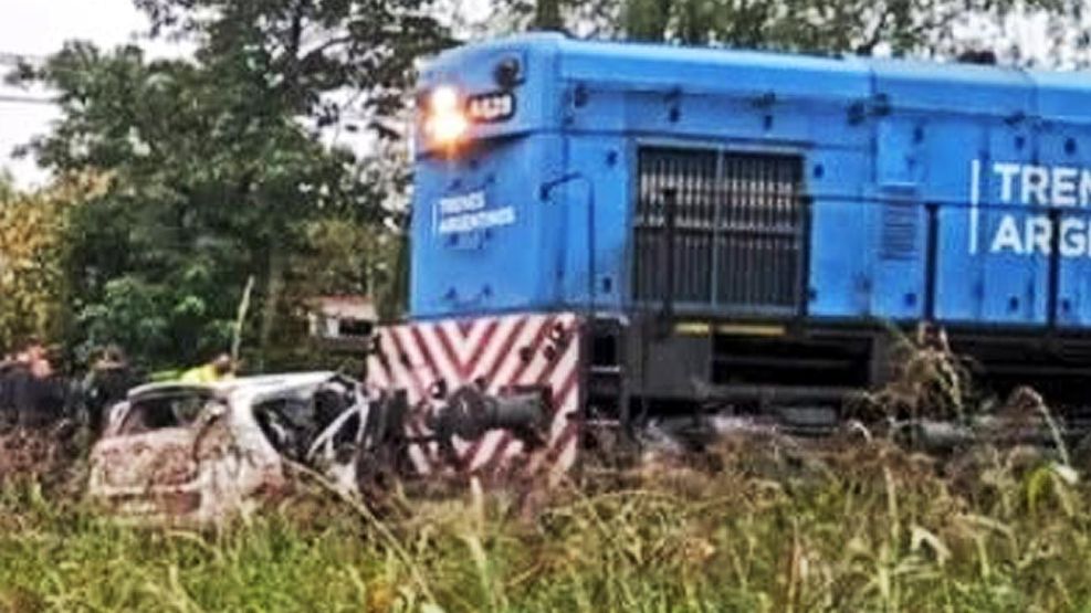 Tren arrolla a un vehículo cerca de Moreno 20220318