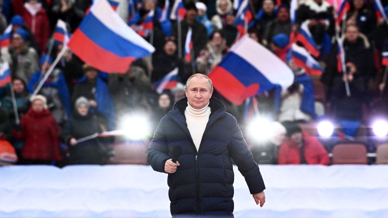 El presidente ruso, Vladímir Putin, asiste a un concierto para conmemorar el octavo aniversario de la anexión rusa de Crimea en el estadio Luzhniki de Moscú. | Foto:SERGEI GUNEYEV / POOL / AFP
