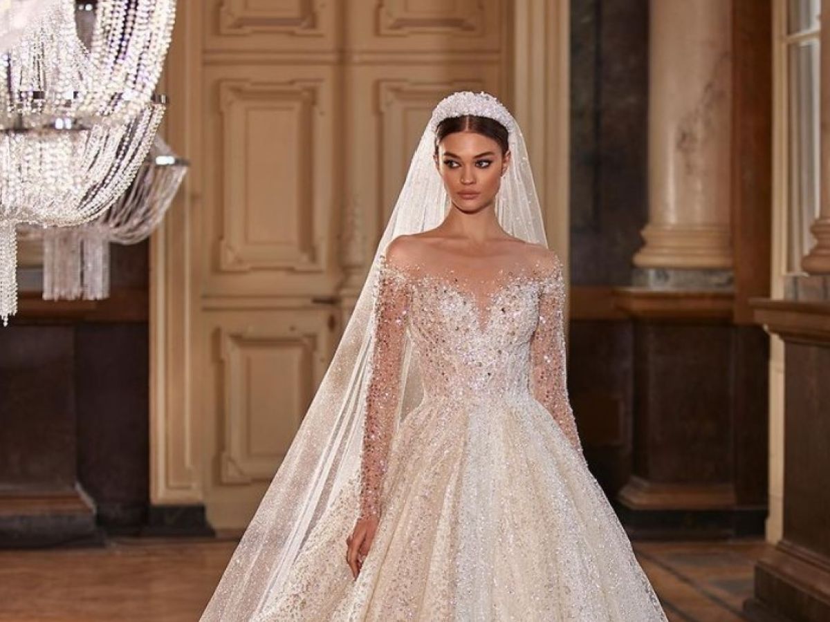 Marie Claire | La famosa casa de vestidos de novia ucraniana que  confecciona uniformes militares