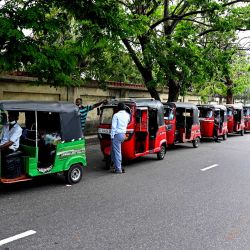 Conductores con sus auto rickshaws hacen cola mientras esperan para repostar en una estación de combustible de Ceylon Petroleum Corporation en Colombo, Sri Lanka. | Foto:ISHARA S. KODIKARA / AFP