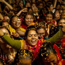 Devotos cantan y bailan para celebrar el festival Gaura Purnima, en Katmandú, Nepal. | Foto:Xinhua/Sulav Shrestha