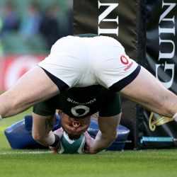 El puntal irlandés Cian Healy calienta antes del partido internacional de rugby de las Seis Naciones entre Irlanda y Escocia en el estadio Aviva de Dublín. | Foto:Paul Faith / AFP