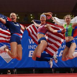 La atleta estadounidense Katie Nageotte, en segundo lugar, la estadounidense Sandi Morris, en primer lugar, y la eslovena Tina Sutej, en tercer lugar, celebran su victoria al final de la final de salto con pértiga femenino durante el Campeonato Mundial de Atletismo en Pista Cubierta 2022 en el Stark Arena, en Belgrado. | Foto:ANDREJ ISAKOVIC / AFP