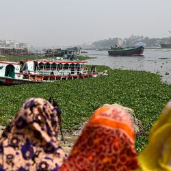 La gente observa el ferry rescatado tras un accidente en el río Shitalakshya en Narayanganj. - Al menos seis personas han muerto y se cree que decenas más están desaparecidas después de que un granelero chocara contra un pequeño ferry en un río cercano a la capital de Bangladesh. | Foto:MUNIR UZ ZAMAN / AFP