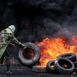 Un manifestante palestino quema neumáticos durante enfrentamientos tras una protesta contra la expansión de asentamientos judíos, en la aldea de Kufr Qadoom, cerca de la ciudad cisjordana de Naplusa. | Foto:Xinhua/Nidal Eshtayeh
