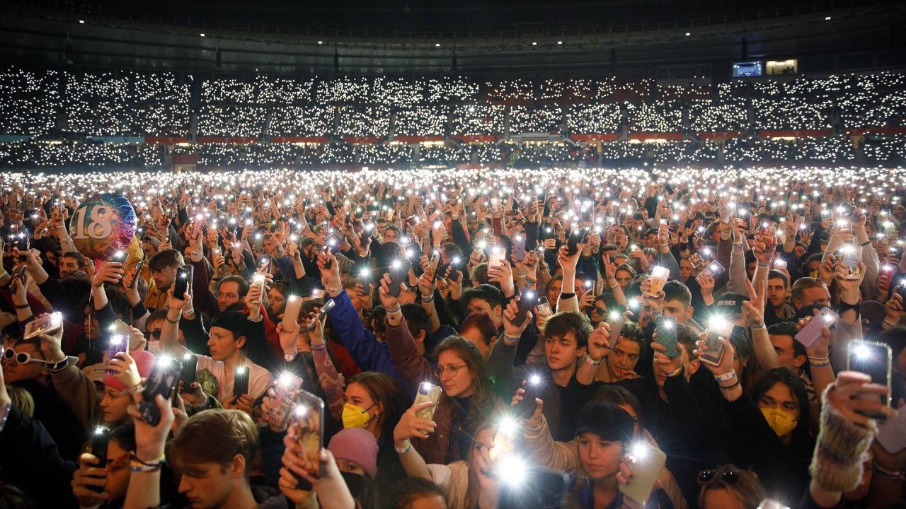 Participantes con las luces de sus smartphones iluminan el estadio Ernst Happel de Viena, durante el concierto benéfico "We Stand With Ukraine". - Más de 3,3 millones de refugiados han huido ya de Ucrania desde la invasión rusa, dijo Naciones Unidas, mientras que se cree que casi 6,5 millones son desplazados internos dentro del país. | Foto:FLORIAN WIESER / APA / AFP
