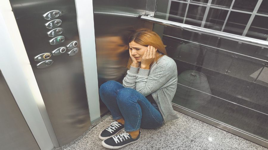 El miedo a los espacios cerrados puede manifestarse de dos maneras: temor a no poder moverse y a quedarse sin aire