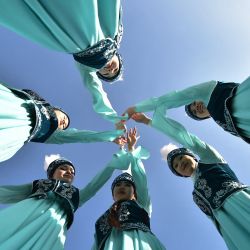 Artistas con trajes tradicionales participan en las celebraciones de Nowruz (Año Nuevo) en la céntrica plaza Ala-Too de Bishkek. - El Nowruz, "El Año Nuevo" en farsi, es un antiguo festival que marca el primer día de la primavera en Asia Central. | Foto:VYACHESLAV OSELEDKO / AFP