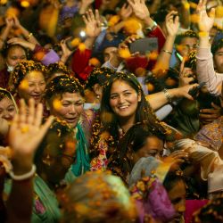 Devotos cantan y bailan para celebrar el festival Gaura Purnima, en Katmandú, Nepal. | Foto:Xinhua/Sulav Shrestha