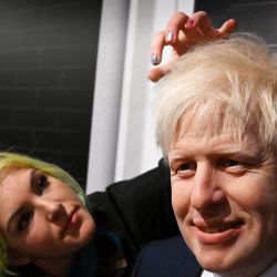 La artista Emma Meehan da los últimos retoques a la figura de cera del primer ministro británico Boris Johnson durante el photocall de su presentación en el Madam Tussaud's de Blackpool, en el noroeste de Inglaterra. | Foto:PAUL ELLIS / AFP