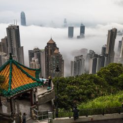 La gente se reúne en el mirador de Peak para ver la niebla sobre Hong Kong. | Foto:DALE DE LA REY / AFP