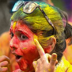 Una mujer embadurnada en polvos de colores celebra el festival hindú de primavera de Holi en Mumbai, India. | Foto:INDRANIL MUKHERJEE / AFP