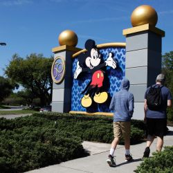 Vista de la entrada de Walt Disney World en Orlando, Florida. Los empleados están organizando hoy un paro en toda la empresa para protestar por la respuesta de Walt Disney Co. a la controvertida legislación aprobada en Florida conocida como el proyecto de ley "Don't Say Gay". | Foto:Octavio Jones/Getty Images/AFP