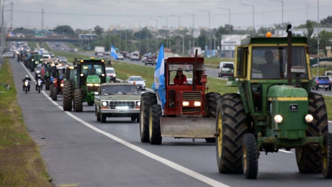 Productores de Córdoba realizaron un "tractorazo" en contra del aumento de  retenciones | Perfil