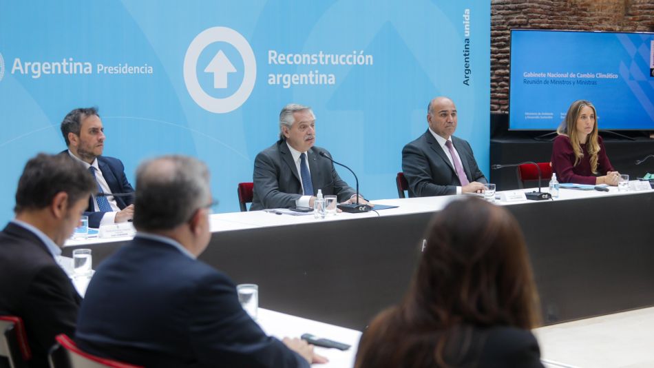 Alberto Fernández junto a ministros y funcionarios. 