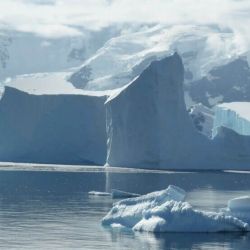 En febrero. el manto de hielo antártico alcanzó la menor superficie desde que comenzaron las mediciones por satélite en 1979.