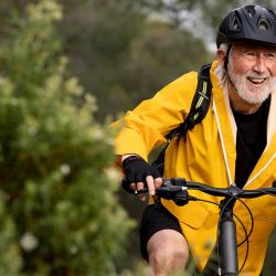 Para las personas mayores, la bicicleta es un excelente medio para activar el organismo.