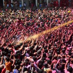 Las personas celebran el festival hindú de primavera de Holi en el templo Swaminarayan Kalupur en Ahmedabad, India. | Foto:SAM PANTHAKY / AFP