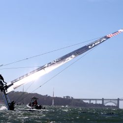 Team United States, conducido por Jimmy Spithill, endereza su barco tras volcar durante una sesión de entrenamiento en la bahía de San Francisco, California. | Foto:Ezra Shaw/Getty Images/AFP