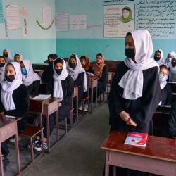 Unas niñas asisten a una clase tras la reapertura de su escuela en Kabul. - Los talibanes ordenaron el cierre de las escuelas secundarias para niñas en Afganistán el 23 de marzo, apenas unas horas después de su reapertura, según confirmó un funcionario, lo que provocó confusión y angustia por el cambio de política del grupo islamista de línea dura. | Foto:AHMAD SAHEL ARMAN / AFP