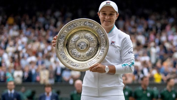 Ashleigh Barty luego de haber ganado Wimbledon en 2021. La australiana se retiró del tenis siendo la número uno del mundo.