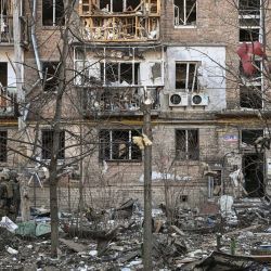 Militares ucranianos junto a un edificio dañado en una zona residencial tras un bombardeo en Kiev, mientras las tropas rusas intentan rodear la capital ucraniana como parte de su lenta ofensiva. | Foto:ARIS MESSINIS / AFP