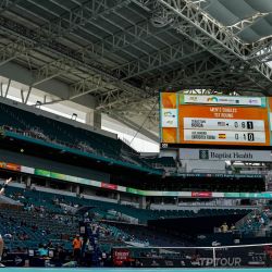 Sebastian Korda de Estados Unidos sirve a Alejandro Davidovich Fokina de España durante el Abierto de Miami 2022 presentado por Itaú en el Estadio Hard Rock en Miami Gardens, Florida. | Foto:Mark Brown/Getty Images/AFP