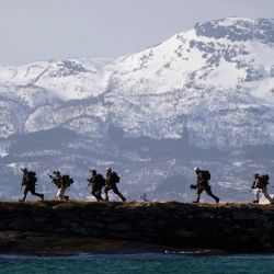 Soldados estadounidenses del 3er Batallón, parte del 6º Regimiento de Marines, participan en el ejercicio militar internacional Cold Response 22, en Sandstrand, al norte de Noruega. | Foto:JONATHAN NACKSTRAND / AFP