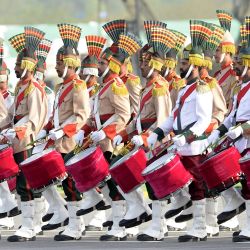 Una banda militar realiza una presentación durante el desfile militar por el Día de Pakistán, en Islamabad, capital de Pakistán. | Foto:Xinhua/Ahmad Kamal