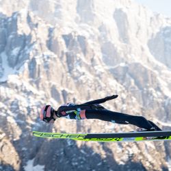 El alemán Karl Geiger compite durante la ronda de clasificación de la Copa del Mundo de Salto de Esquí Masculino FIS Flying Hill Individual en Planica, Eslovenia. | Foto:Jure Makovec / AFP