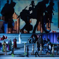 Esta foto muestra a los artistas actuando en la obra "Turandot" de Giacomo Puccini puesta en escena por el artista chino Ai Weiwei, en el Teatro de la Ópera de Roma. | Foto:Handout / OPERA DI ROMA / AFP