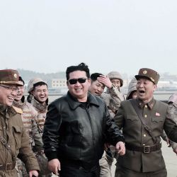Esta foto muestra al líder norcoreano Kim Jong Un caminando con personal militar de Corea del Norte durante la operación de lanzamiento de prueba de lo que los medios de comunicación estatales informan de un nuevo tipo de misil balístico intercontinental (ICBM), el Hwasongpho-17 de las fuerzas estratégicas de Corea del Norte. | Foto:AFP