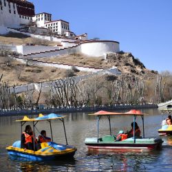 Imagen de personas navegando en botes en el parque Longwangtan, en Lhasa, en la región autónoma del Tíbet, en el suroeste de China. | Foto:Xinhua/Chogo