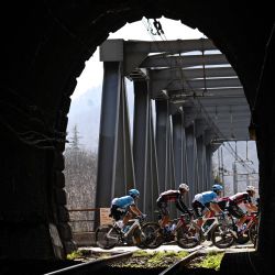 Los corredores cruzan las vías del tren cerca de Ovada, Piamonte, durante la 113ª carrera ciclista clásica de un día Milán-San Remo, norte de Italia. | Foto:MARCO BERTORELLO / AFP