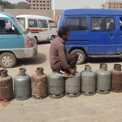 Personas esperan para recargar sus garrafas de gas para cocinar en una calle, en Adén, en el sur de Yemen. | Foto:Xinhua/Murad Abdo