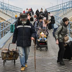 Refugiados ucranianos se embarcan en un ferry para cruzar el río Danubio en la frontera ucraniano-rumana de Isaccea-Orlivka. - Más de 3,6 millones de refugiados han huido de Ucrania desde la invasión rusa, de los cuales más de dos millones se dirigen a la vecina Polonia, según las Naciones Unidas. | Foto:DANIEL MIHAILESCU / AFP