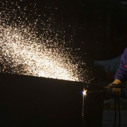 Un empleado trabaja en la empresa Harbin Boiler Company Ltd., en Harbin, provincia de Heilongjiang, en el noreste de China. | Foto:Xinhua/Zhang Tao