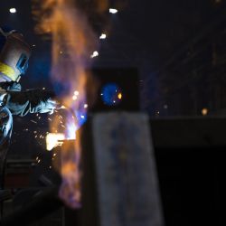 Un empleado trabaja en la empresa Harbin Electric Machinery Company Ltd., en Harbin, provincia de Heilongjiang, en el noreste de China. | Foto:Xinhua/Zhang Tao