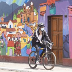 Un hombre circula en bicicleta frente a un mural, en el distrito de Barranco, en Lima, Perú. | Foto:Xinhua/Mariana Bazo
