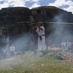 Un indígena participa en una ceremonia durante la celebración del equinoccio de primavera en el sitio arqueológico Tazumal, en la municipalidad de Chalchuapa, en el departamento de Santa Ana, El Salvador. | Foto:Xinhua/Alexander Peña