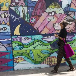 Una mujer observa un mural, en el distrito de Barranco, en Lima, Perú. | Foto:Xinhua/Mariana Bazo