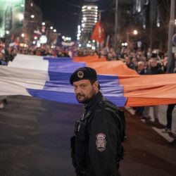 Unas personas sostienen una bandera gigante ruso-serbia durante una manifestación organizada por organizaciones de la derecha serbia en apoyo de la invasión rusa en Ucrania, en Belgrado. - Alrededor de un millar de simpatizantes ultranacionalistas serbios marcharon en Belgrado en el 31º día de la invasión rusa de Ucrania. | Foto:Vladimir Zivojinovic / AFP