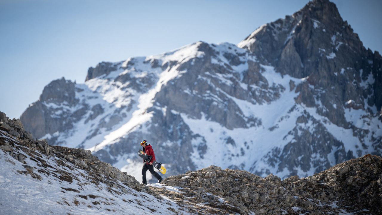 El doble campeón olímpico francés de snowboard cross Pierre Vaultier sube a una montaña antes de realizar un recorrido en una pista de hielo construida para la filmación de un vídeo de snowboard, en la estación de esquí de Serre-Chevalier, en los Alpes franceses. | Foto:LOIC VENANCE / AFP