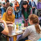 El llanto de Máxima en su visita un centro para refugiados de Ucrania en Ámsterdam