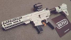 ¿Pistola o carabina? Por tipo de arma y calibre se vendería como pistola, pero por tipo de kit sería una carabina semiautomática. ¿Cómo saldría a la venta? Como pistola con culata.