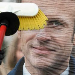 Un empleado de una compañía de visualización pega el póster oficial de la campaña del presidente francés y la centrista La Republique en Marche (LREM) Party Candidate for Re-Elección Emmanuel Macron .  | Foto:AFP