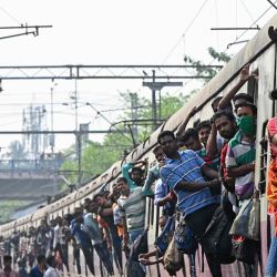 Los viajeros observan después de que su tren estuvo bloqueado por activistas izquierdistas en una estación de tren durante una huelga general a nivel nacional contra las políticas del gobierno central en Kolkata.  | Foto:AFP